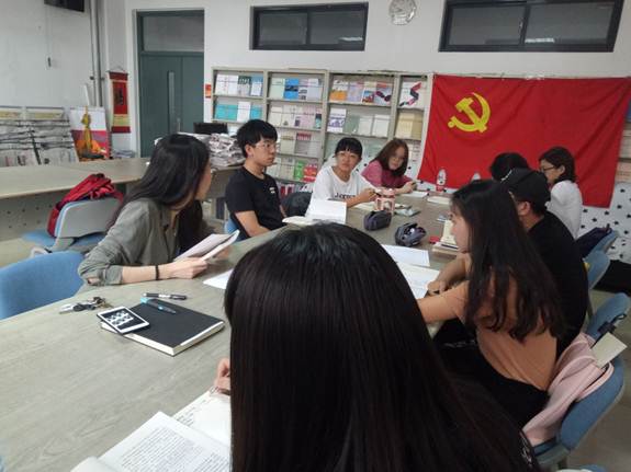 说明:E:\王欣\党务\不忘初心牢记使命主题教育\宣传报道\beat365官网党委扎实推进“不忘初心、牢记使命”主题教育活动取得实效\本科一支部集中学习20190919.jpg
